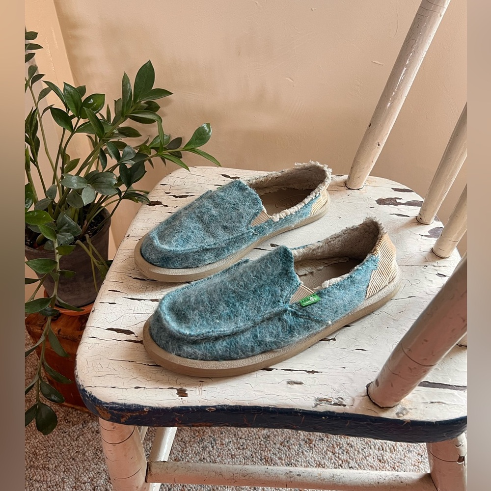 Sanuk womens teal shearling lined loafers size 8